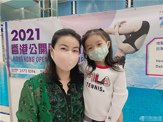 郭晶晶带女儿看香港跳水锦标赛，感慨从运动员身上看到了当年的自己 - 6