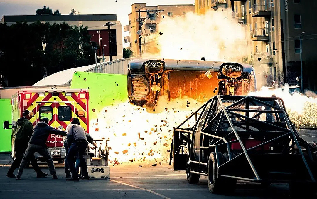 拍了28年大片的爆炸贝，凭变形金刚全球大火，这次是亡命救护车 - 32
