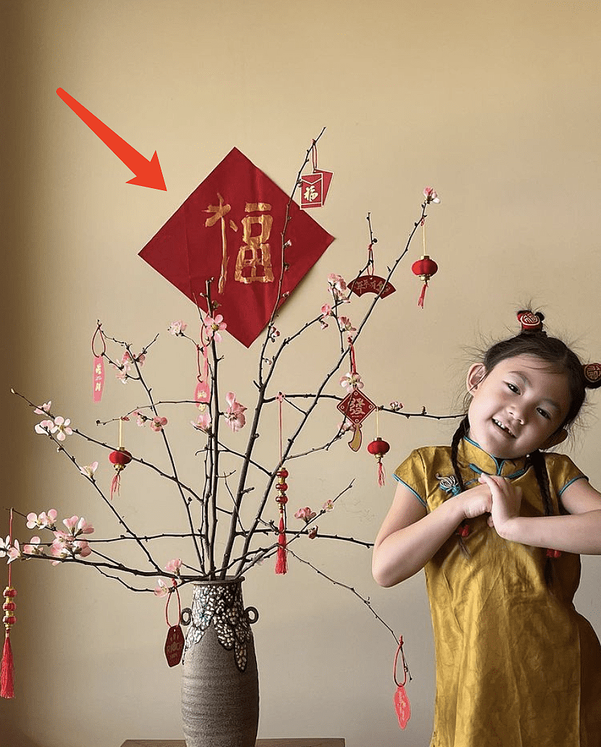 陈冠希女儿穿旗袍剪窗花写福字，一家三口在洛杉矶过中国年不忘本 - 2