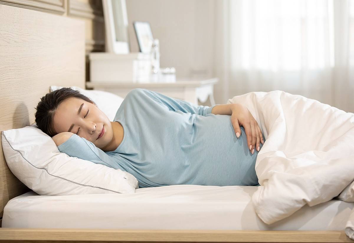 胎儿若在孕妈睡觉的时候不安分，可能是不舒服了，孕妈别不在意 - 9
