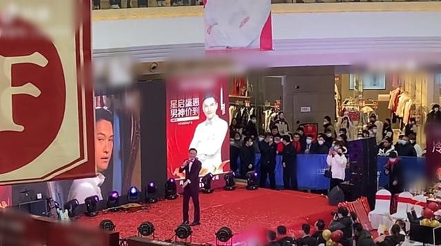 前TVB男星陈锦鸿露面，现身简陋商演人气高，曾为自闭症儿子息影 - 6