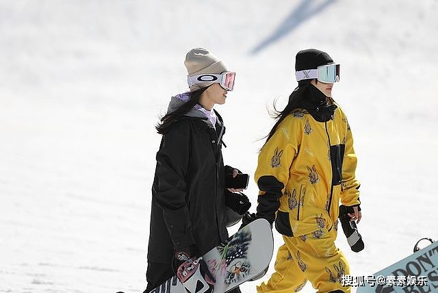 李小璐现身滑雪场，穿衣风格变化非常大，对着镜头开心招手 - 2
