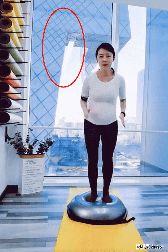 43岁颜丹晨怀孕8个月健身！平衡球上单脚站立，身后央视大楼抢镜 - 3