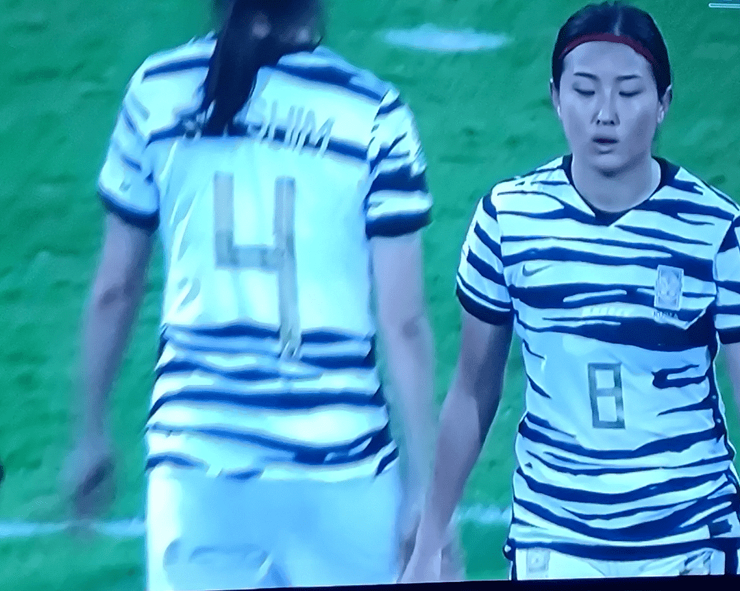 太好笑！韩国女足被绝杀瞬间，球员原地懵圈，教练躲角落怀疑人生 - 18
