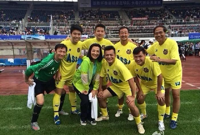 6位港星到成都踢球赛，个个大腹便便发福明显，75岁TVB女星同行 - 10