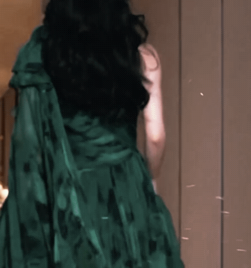 赵丽颖今晚活动造型，绿色斜肩长裙，好美 - 3