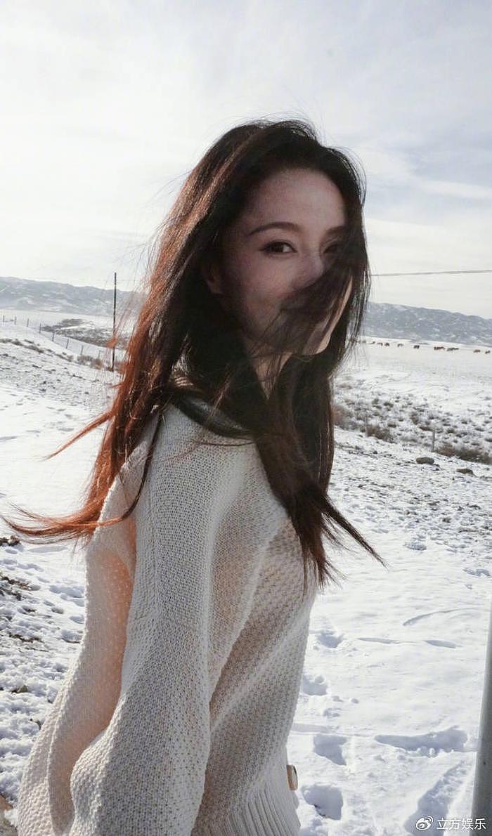 李沁穿白衣雪地奔跑 气质清雅笑容甜美少女感十足 - 2