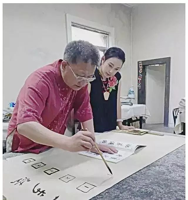 刘晓庆直播卖字价格高，名家点评称与书法不沾边，写错古诗惹争议 - 7