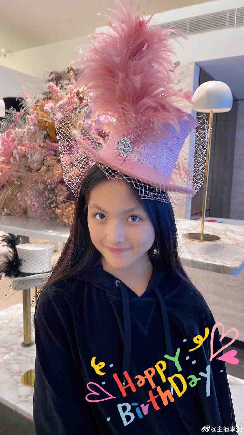 李湘在英国为女儿庆生，13岁王诗龄又瘦又美，造型像极小公主 - 2