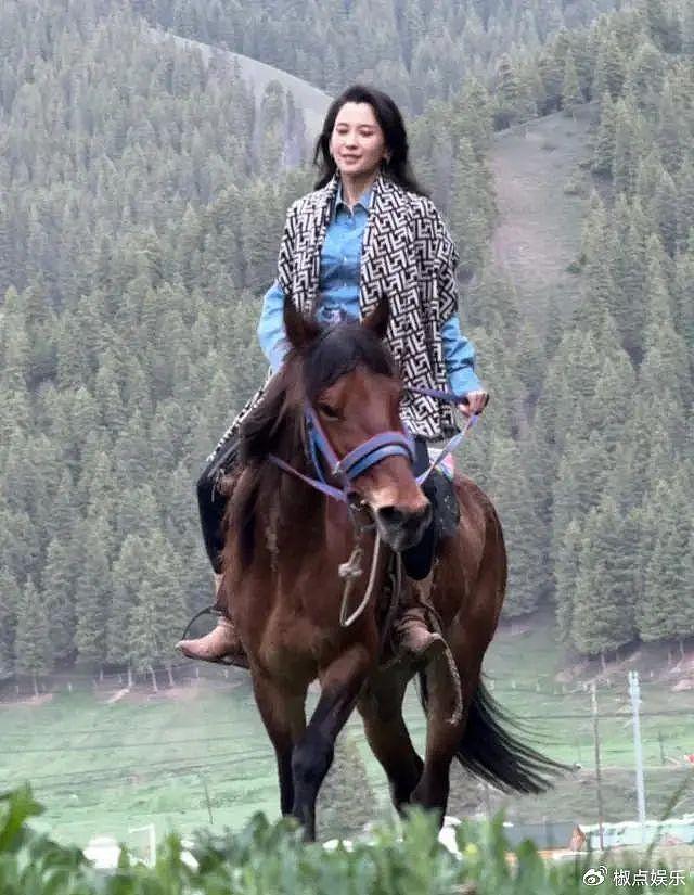 33岁网红森林北首度发声，戴5k围巾去骑马，高调回应和汪峰恋情 - 4