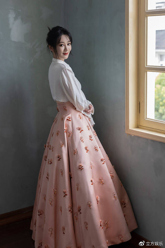 杨紫晒活动造型写真 白衬衫拼接粉裙似娇嫩蔷薇 - 1
