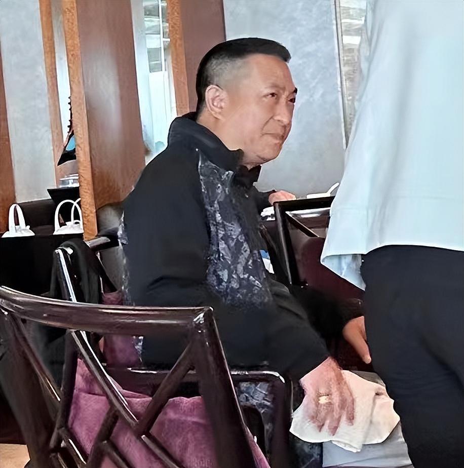 52岁张嘉译香港被偶遇，脸部圆润发福明显，戴大金戒指吸睛 - 3