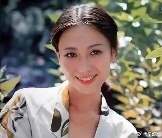 她31岁因《情满珠江》爆红，离婚后父亲去世，如今60岁二婚很幸福 - 3