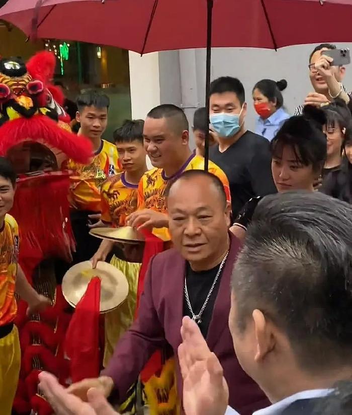 69岁港星在深圳两家餐厅突然倒闭，曾发生砍人事件，被曝欠债不还 - 1