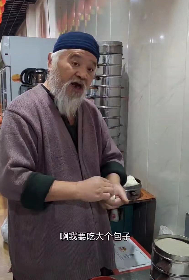 67岁李琦清晨在包子铺操劳，老来瘦手浮肿，糖尿病缠身仍酒肉不断 - 3