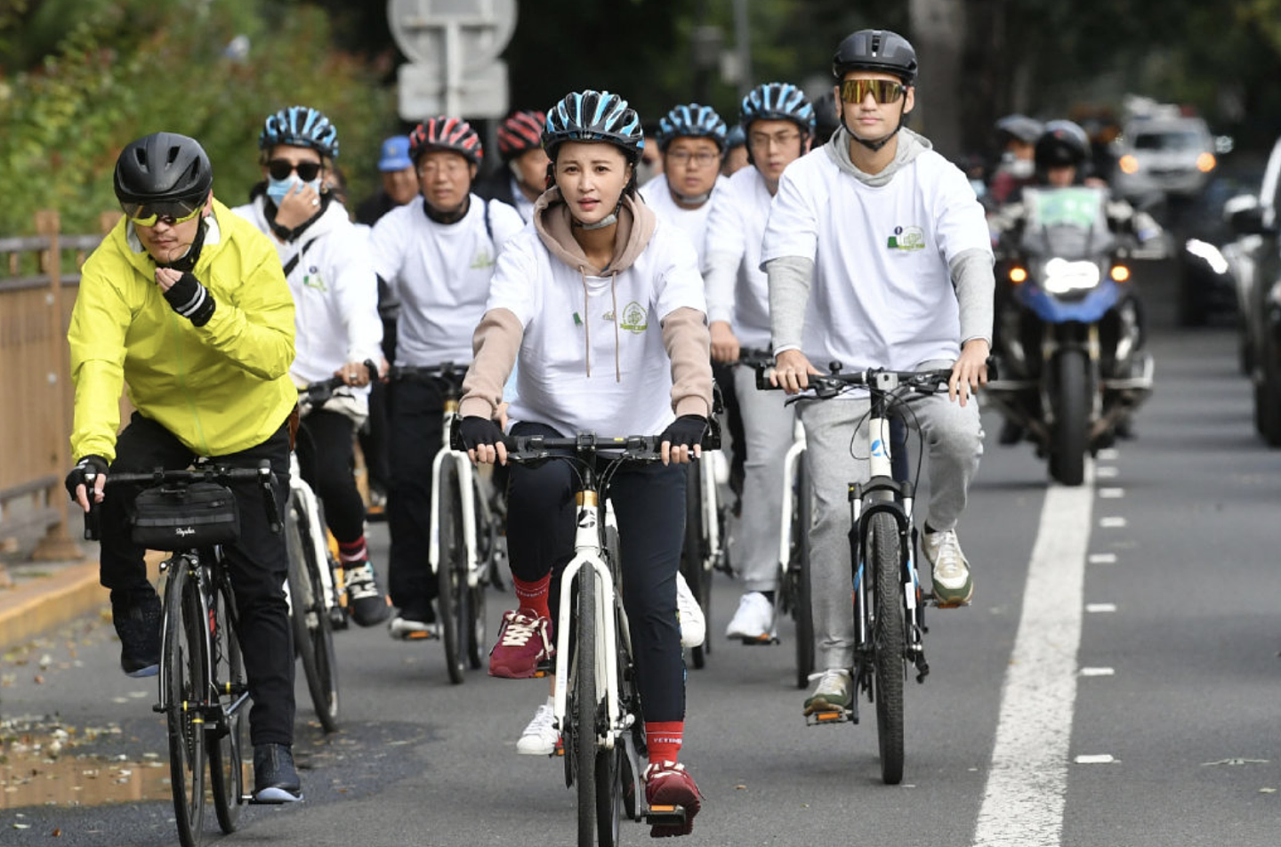 袁弘张歆艺合体参加公益骑行，沿二环骑33公里，提倡低碳绿色生活 - 16