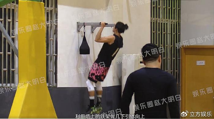 王鹤棣与范世錡打篮球 狂做引体向上高抬腿热身 - 2
