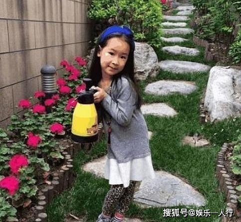 一起参观赵文卓住的豪宅，儿童房装得很用心，家里还有个独立花园 - 7
