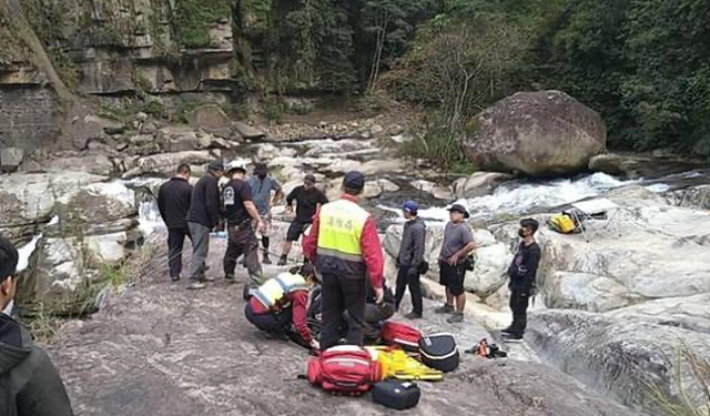 炎亚纶剧组出重大事故，两名员工失足坠谷当场身亡，最小的才34岁 - 4