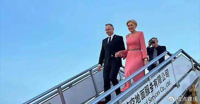 波兰总统携夫人抵达北京访华！夫人穿粉裙好惊艳，178公分像超模 - 1