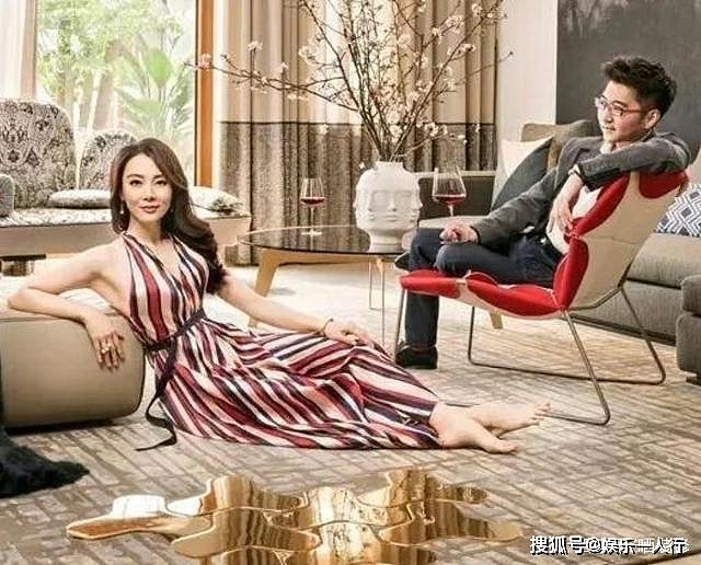 陈数嫁给钢琴家老公，入住奢华豪宅，红色座椅很艺术，露台很惬意 - 3
