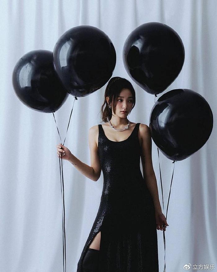 王净穿开叉黑裙搭高跟靴 手持黑色气球暗黑优雅 - 3