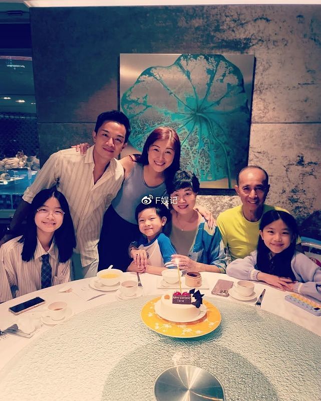 胡诺言陈琪与家人一起吃饭提前庆祝母亲节 三代同堂同框合影很温馨 - 4