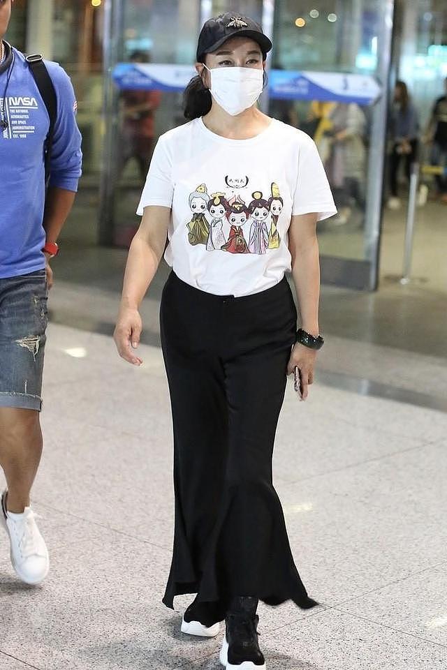 刘晓庆带火了“小黑裤”穿搭，配T恤、衬衫、运动鞋，洋气又减龄 - 3