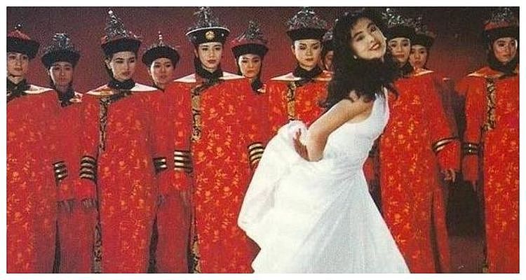 王祖贤30年前照片被扒，有谁注意到背景板旗袍女？如今成当红巨星 - 2
