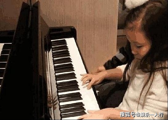 郭可盈在香港的豪宅，女儿这么小就给她买钢琴，很注重孩子的教育 - 5