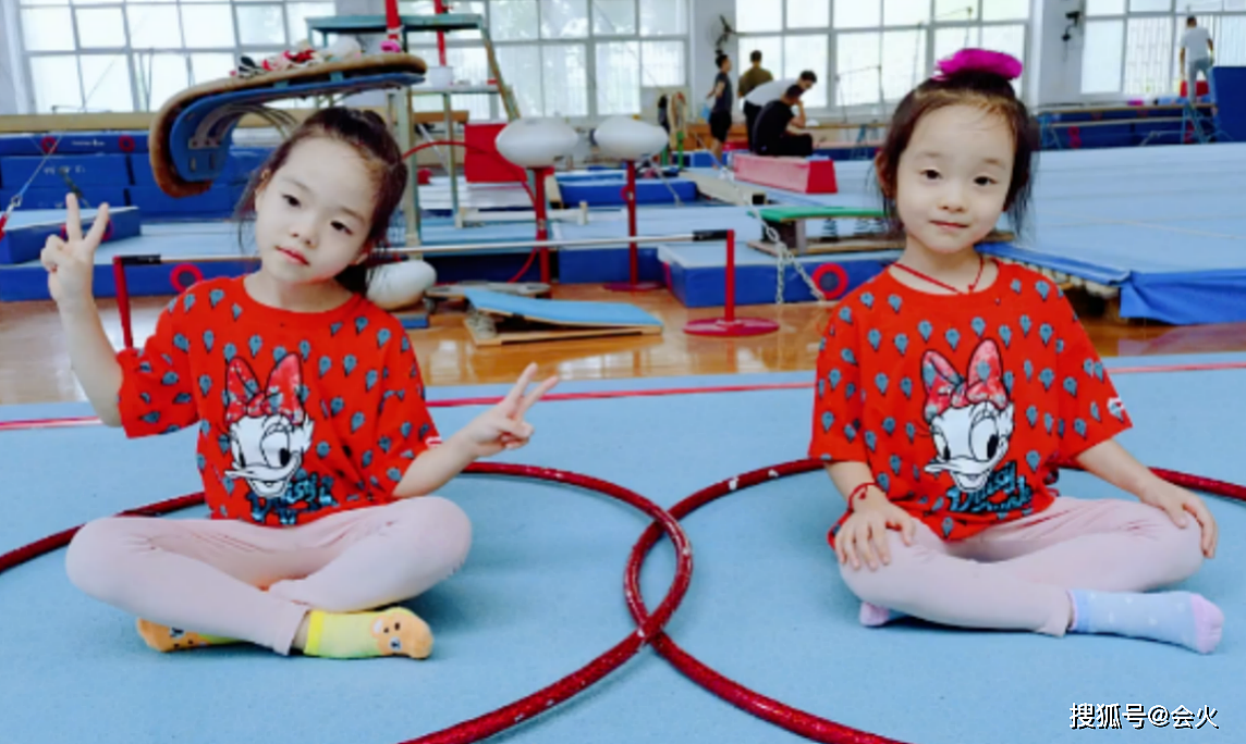 体操冠军杨云晒日常照，女儿玩近身高呼啦圈，盘腿坐地上可爱十足 - 1