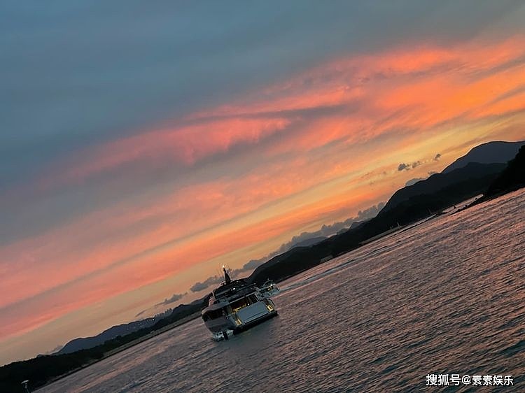 黎姿站在落地窗前拍照，身后的维港风景很美，过着富太太般的生活 - 6