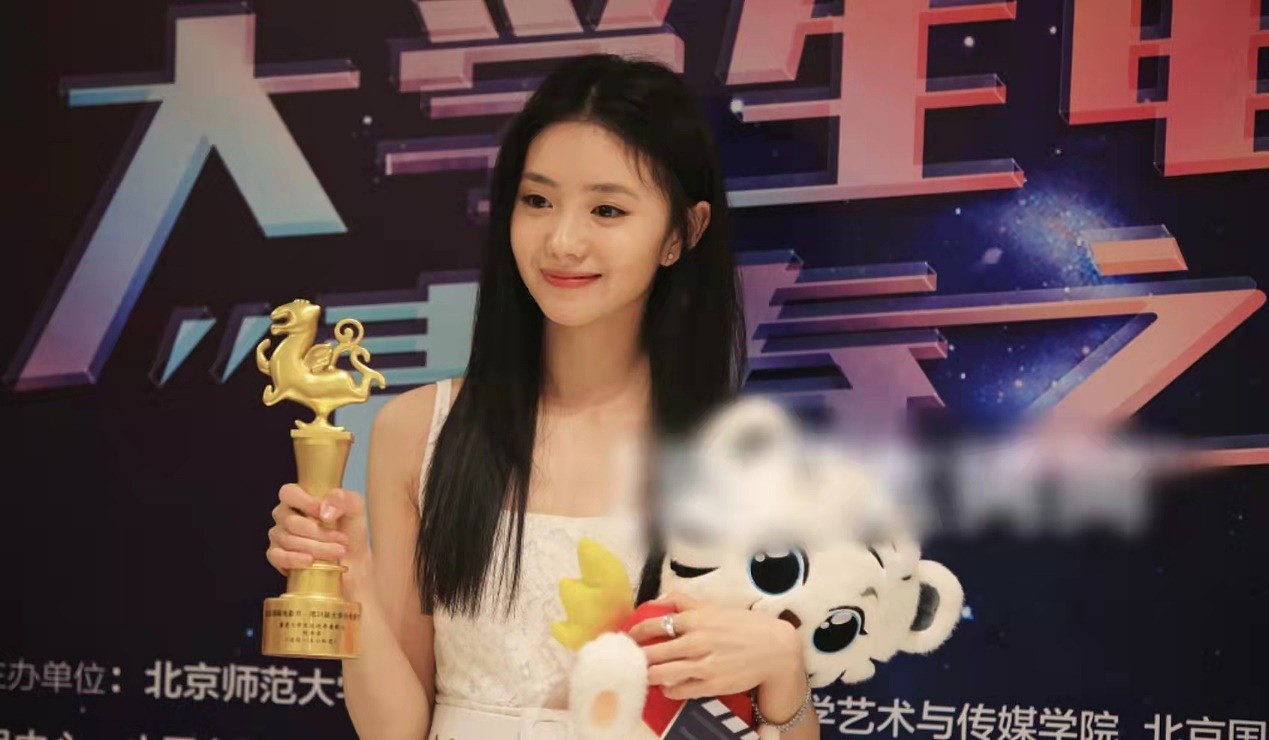 刘浩存获北京电影节最受大学生欢迎新人奖，被簇拥合影，人气依旧 - 14