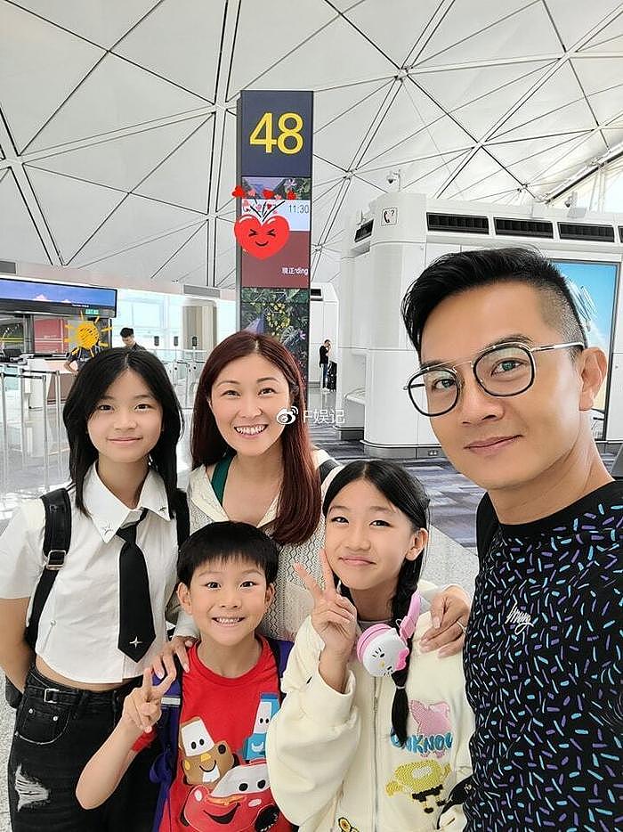 胡诺言陈琪趁3个子女放暑假一起出去旅游 给子女化妆打扮很成熟 - 1