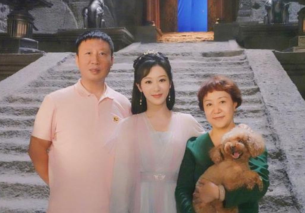 父母结婚30周年，杨紫晒全家福庆贺钻石婚，粉丝直喊岳父岳母 - 3