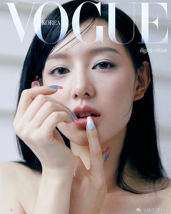 金智媛韩版《VOGUE》封面释出，齐刘海蓝色眼妆➕美瞳，带有一丝神秘感… - 1