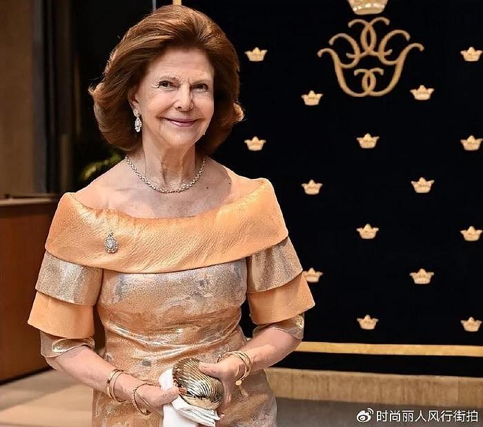 80岁瑞典王后访问墨西哥！穿橘子色礼裙身形纤细，满脸皱纹也优雅 - 5