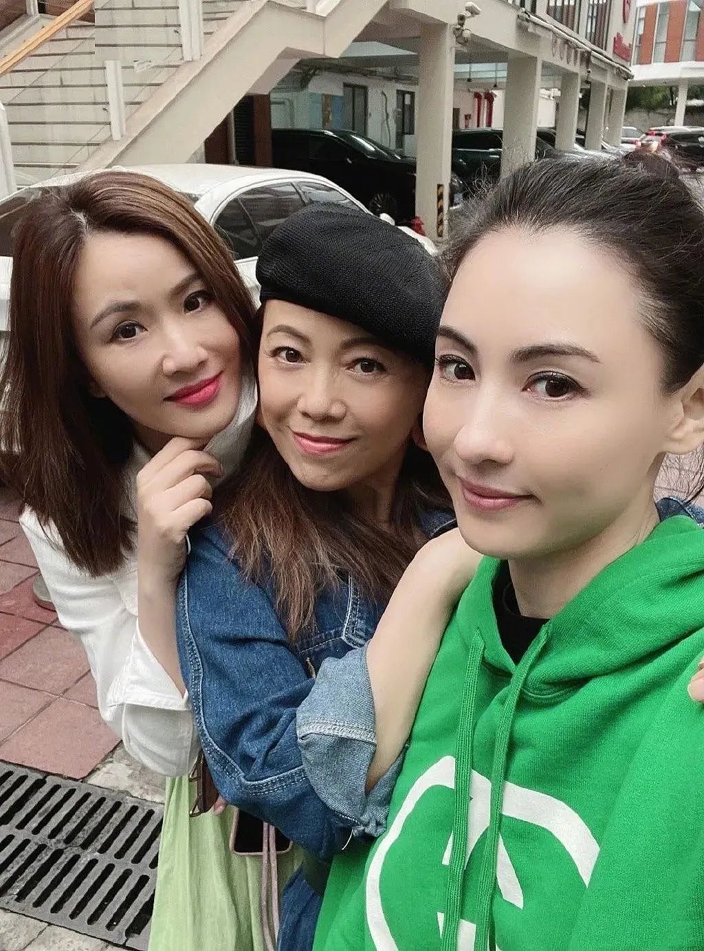 知名女港星在广州被封控在家，穿垃圾袋走秀，劝网友乐观反被呛 - 11