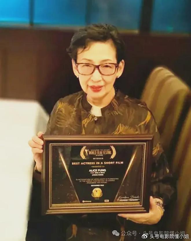 77岁香港女星获奖，古天乐恭喜！给她私人电话号码，关系藏不住了 - 2
