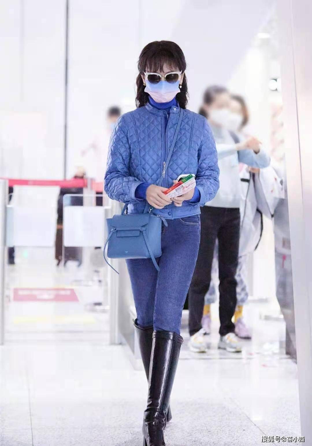 “赵雅芝”真是穿搭高手，一身蓝+高筒靴走机场，减龄大气又好看 - 5