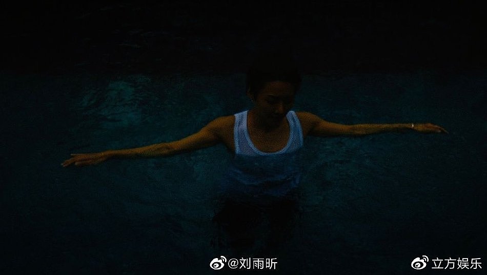 刘雨昕泳池湿身大片 白色紧身背心手臂肌肉线条明显 - 2