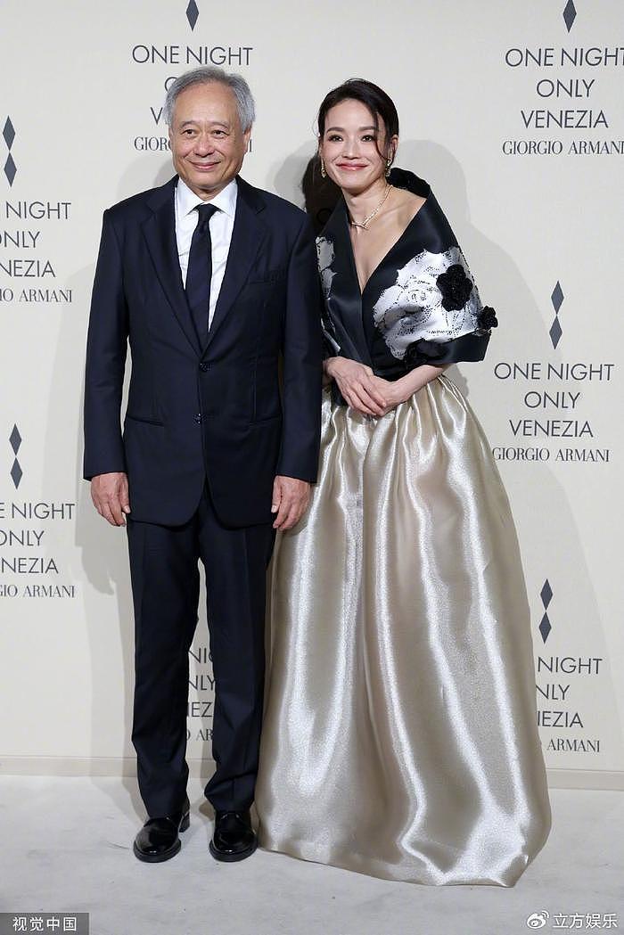 舒淇与李安同框出席威尼斯品牌活动 金色长裙优雅大方 - 1