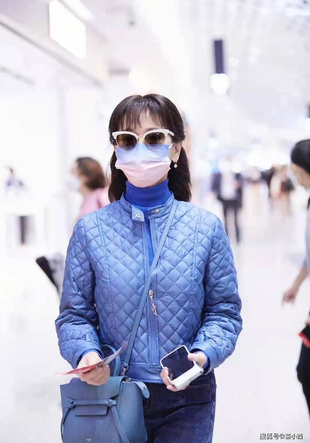 “赵雅芝”真是穿搭高手，一身蓝+高筒靴走机场，减龄大气又好看 - 3
