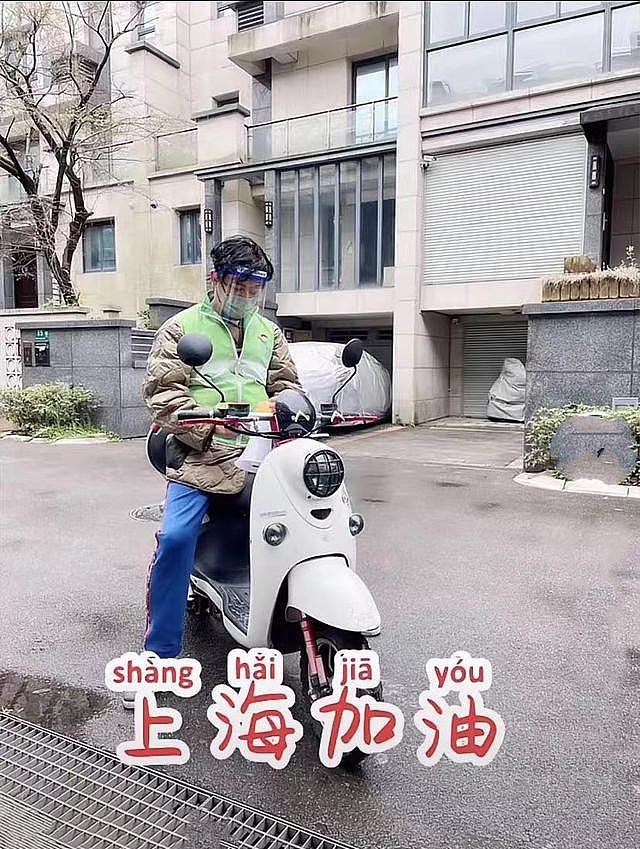 知名演员陈龙上海做防疫志愿者，戴防护罩拿喇叭，忙前忙后接地气 - 3