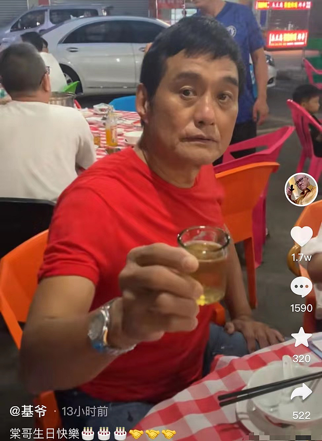 66岁TVB戏骨王俊棠内地庆生，喝啤酒吃大排档，空姐妻子白皙优雅 - 1