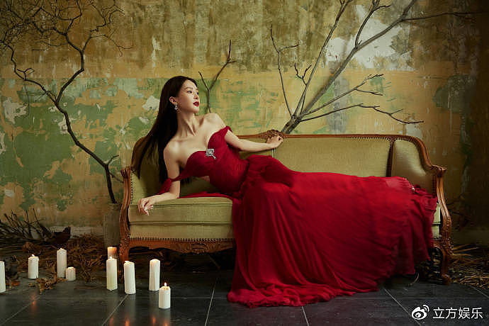 金晨穿抹胸飘带红裙明艳动人 侧躺在沙发上好性感 - 1