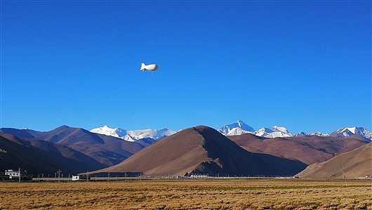 珠穆朗玛峰和洛子峰前的极目一号III型浮空艇（图片来源：中科院空天院）