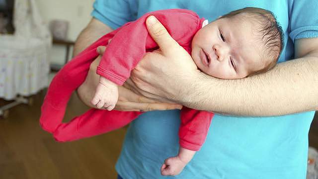 婴儿发育口诀：一月睡二月哭三月攒肚，家长做得对宝宝发育更好 - 7