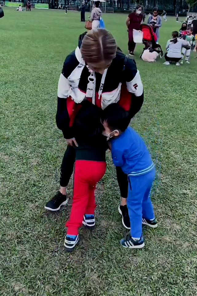 郑嘉颖亲吻儿子脸颊很有爱 陈凯琳与两个儿子在公园玩游戏 - 10