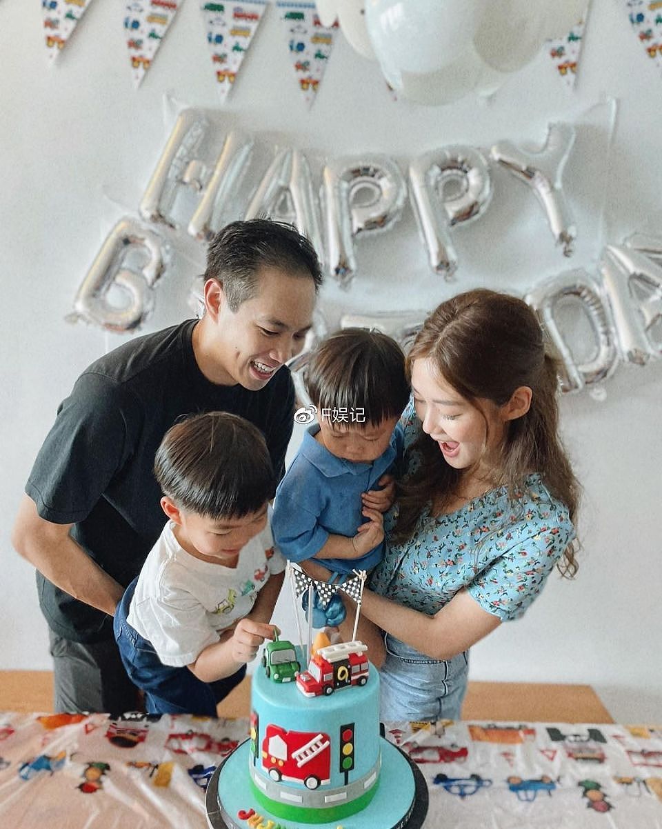 岑丽香一家在家为小儿子庆祝2岁生日 一家四口拍下开心全家福 - 2